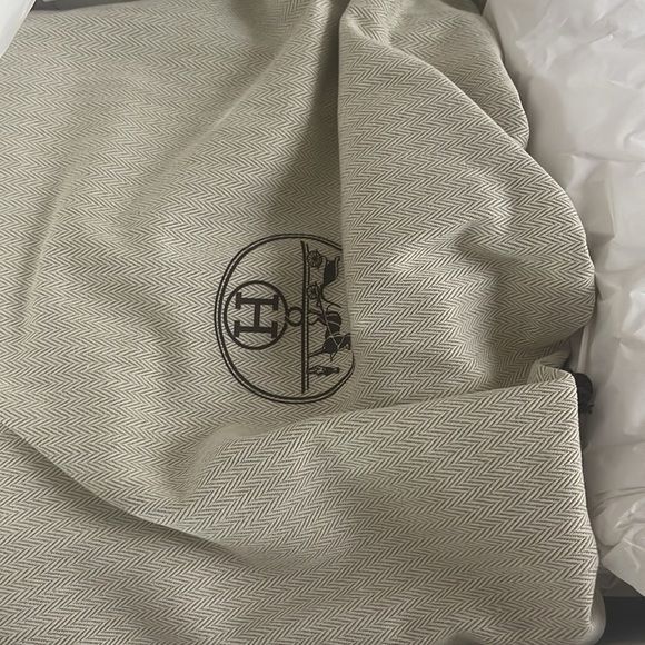 Stop and read 💯 Authentic New Hermès bag- Has been stolen 🛑by breaking in - Picture 2 of 3